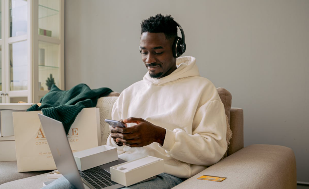 Man texting Bankful advisor to switch payment processor.